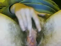 Novia de coño peludo masturbándose 2