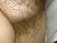 Standingnext a la cama, encima de su camisón, coño peludo, tetas