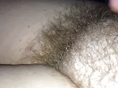Sintiendo mi esposas coño peludo suave increíble