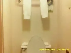 Esposa peluda en baño en cámara oculta