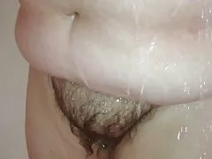 Lavado de coño peludo gordito sofy en la ducha.