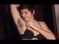 Coño peludo sexy babe habla de su increíble pelo del cuerpo