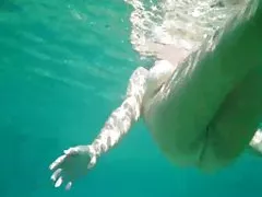 Ful milf desnuda desnuda bajo el agua con coño peludo