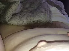 Mujer haciéndose una paja polla preparándose para el sexo coño peludo.
