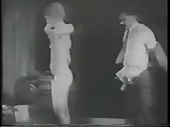 Chick Horny los dedos su coño en un blanco y negro porno