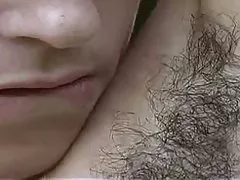 Chica muy peluda sexy con pechos lechosos