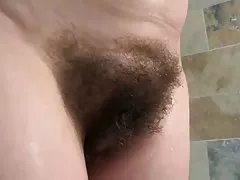 Inglesa madura baña sus tetas gigantes