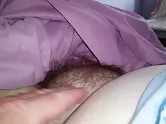 Descubriendo mi esposas coño peludo grueso en la mañana