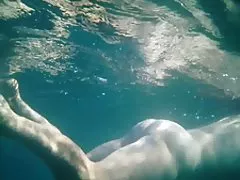 Milf alemana desnuda desnuda con tetas pequeñas encanta mostrar el coño