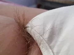 Pelo púbico largo colgando de wifes pantys, pies