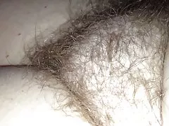 Comprobar su coño peludo ya que ella es mitad despierta