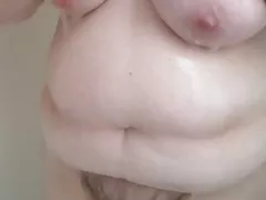 BBW ducha antes de acostarse se lava su coño peludo, tetas, vientre