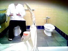 Más vieja mujer de blanco con gafas