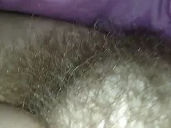 Coño peludo grueso bajo las sábanas.