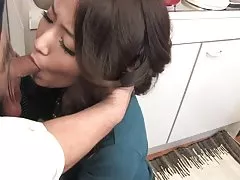 Morena con un collar obtiene su clit bromeó con juguetes
