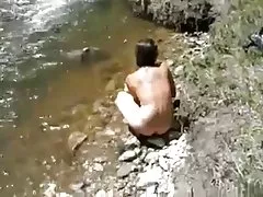 Morgan toma un baño en el río