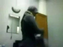 Indonesio-hijab chica gimiendo