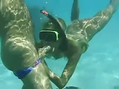 Francesa de vacaciones en la playa (subacuático)