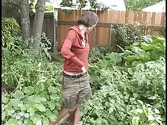 Jardinería se termina en una cogida agradable para esta chica peluda