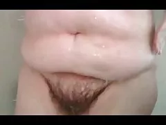 BBW esposa ducha su gran culo, el coño peludo