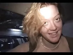 Pelirroja pálida nerd recogido y follada en el coche