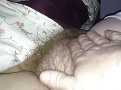 Exprimir su suave montículo peludo gordito