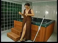 Peluda madura follada anal en la piscina (camaster)