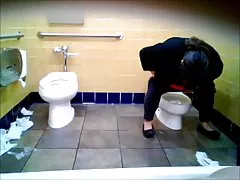 Mujer BBW revoloteando sobre el inodoro de niño