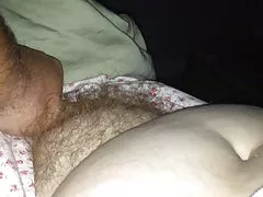 Descubrir su suave coño peludo