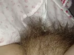 Pellizcando sus pezones maduras