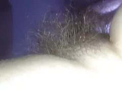 Exponer su suave vello púbico peludo.
