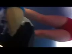 Adolescente tímida con el arbustiva y grandes tetas después de nadar