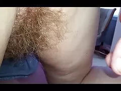 Jugando con su peludo culo encontré un pube de 10 pulgadas