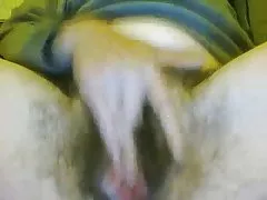Masturbarse el coño peludo