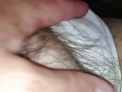 Frotando su vientre suave, coño peludo en pantys blancas.