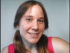 Hermosa teen peluda obtiene coño cremoso follada