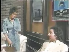 Director y productor de vs de mechón blanco de pelo corto
