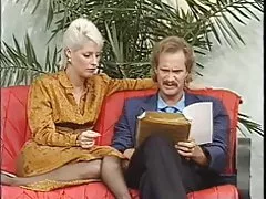 Señora de trabajo rubia de pelo corto