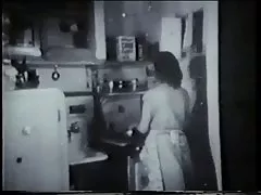 Miel Vintage follada por vendedor puerta a puerta en cocina