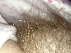 Jale hacia abajo sus jammies revelando su montículo suave coño peludo