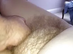 Digitación de su clítoris mojado en su suave montículo peludo