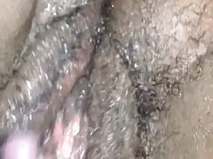 Jugar solo de ébano húmedo coño peludo