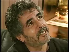 Ver a la puta morena chupar y tomar gran polla negro en un sofá