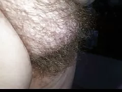 Esposa en el teléfono me siento su coño peludo