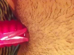 Vibe conejo rosa en el coño peludo